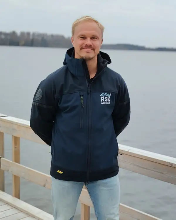 Roni Koskenranta RSK-asennuksen takissa laiturilla järven rannalla